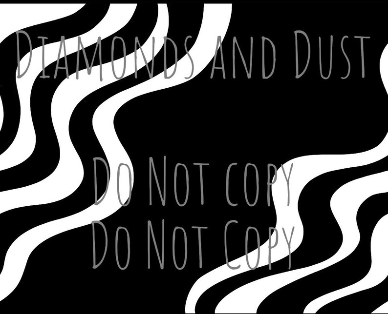 Op de afbeelding: Zwart-witte abstracte golvende achtergrond met de tekst "DIAMONDS AND DUST" en "DO NOT COPY" twee keer herhaald.