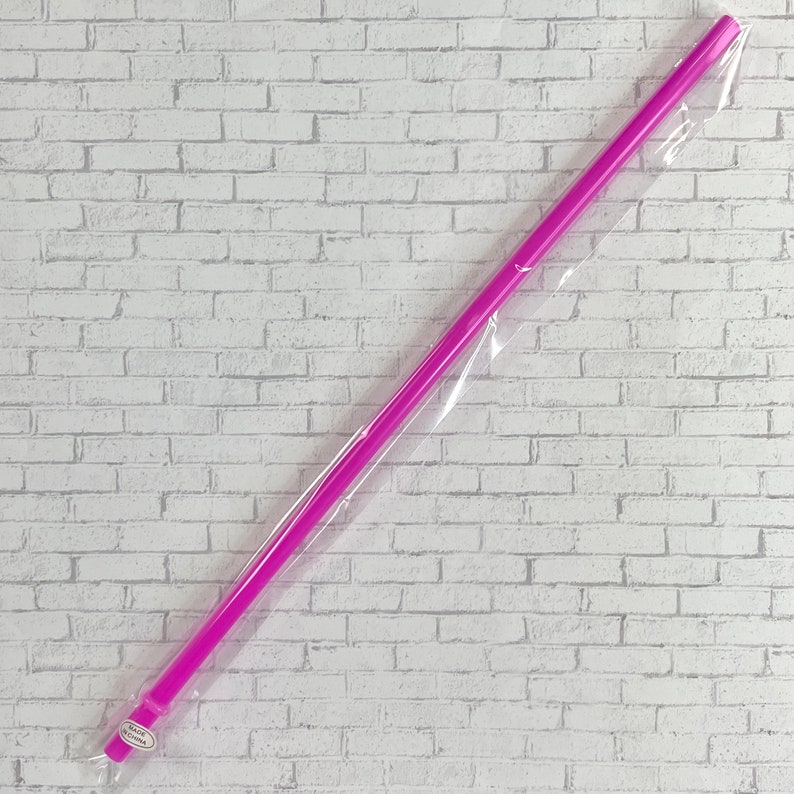K&ouml;nnte beinhalten: Ein langer, leuchtend pinkfarbener Plastik-Trinkhalm, verpackt in durchsichtiger Plastikfolie. Der Strohhalm ist etwa 25 cm lang. Die Verpackung tr&auml;gt ein kleines Etikett mit der Aufschrift "Made in China".