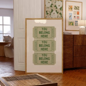 Impresión de pared You Belong Here, impresión digital de boleto retro, arte de pared de moda, póster lindo para dormitorio, impresión digital inclusiva, arte imprimible