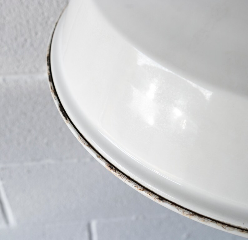 19 White Enamel /'Benjamin/' SAAFLUX C Factory Pendant