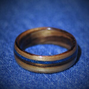 Houten ring Bentwood Zebrawood Ring Handgemaakt Mens Anniversary Woman Wedding Band Promise Ring Engagement Blue Stone Inlay afbeelding 3