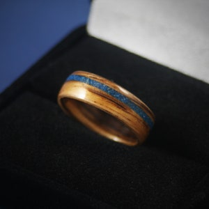 Houten ring Bentwood Zebrawood Ring Handgemaakt Mens Anniversary Woman Wedding Band Promise Ring Engagement Blue Stone Inlay afbeelding 2