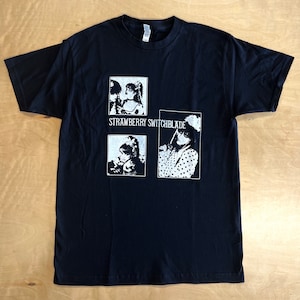 Könnte beinhalten: Schwarzes T-Shirt mit einem weißen Grafikdruck von drei Bildern von Frauen mit dem Text "STRAWBERRY SWITCHBLADE" darunter.