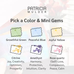 Puede incluir: Imagen con el texto "PATRICIA MULDER" y "Pick a Color & Mini Gems". Presenta seis tarjetas codificadas por colores con nombres de gemas: Verde de crecimiento, Azul pac&iacute;fico, Amarillo alegre, Citrino, Amatista y Cuarzo rosa. Cada tarjeta enumera cualidades asociadas.