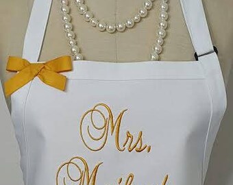 Mrs.  personalized white apron / Bride gift idea  / Elegant women's Apron / Wedding Gift Apron / Hostess gift idea / New Mrs gift.