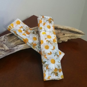 Housse de ceinture de sécurité volant marguerite / Blanc et jaune / Accessoires voiture femme / Cadeau filles / Idée cadeau hôtesse / inspiration été