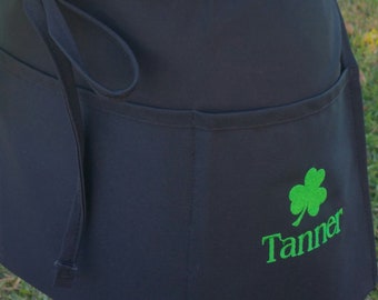 Delantales de camarera de San Patricio / Delantal negro con nombre y símbolo verde de trébol / Delantales de camarera unisex / Para él y para ella.