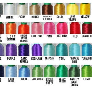 Puede incluir: Una carta de colores con una variedad de carretes de hilo en una gama de colores, incluyendo negro, blanco, dorado y varios tonos de azul, verde y rosa. La imagen tambi&eacute;n muestra el texto "MEMENTO Monograms Make It Personal."