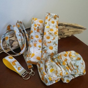 Daisy steering wheel cover/ White and yellow wheel cover / Women's car accessories / Girls gift / Hostess gift idea / Birthday gift .