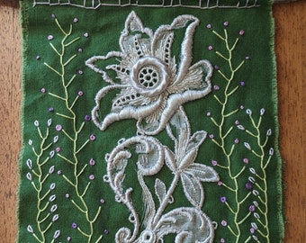 春の庭の刺繍レースの壁掛け