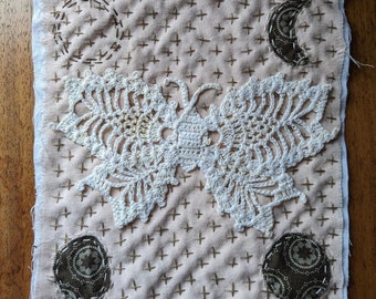 月蛾エコ染め刺繍壁掛け