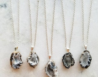 Delicado collar de geoda cruda: colgante de cristal bohemio bañado en plata