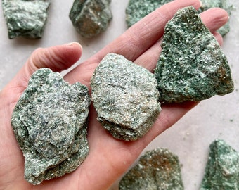 Ejemplar de fuschita: cristales verdes escamosos para colección de rocas