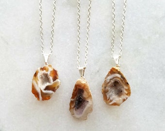 Collar con delicados trozos de geoda: colgante de cristal druzy en bruto, joyería bohemia