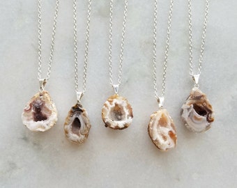 Collar con colgante de geoda natural: joyería de cristal druzy bañada en plata