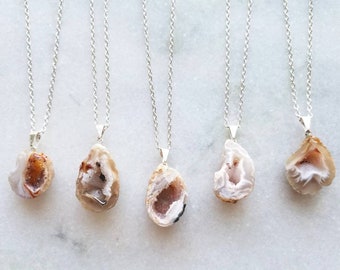 Collar con colgante de geoda blanca: joyería bohemia de cristal druzy en bruto