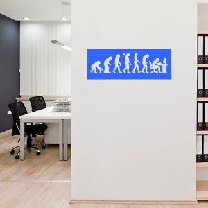 Peut inclure: Un fond bleu avec une silhouette blanche de l'évolution de l'homme, se terminant par un homme assis devant un ordinateur.