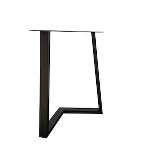 Peut inclure: Pieds de table en métal noir avec un design angulaire unique. Les pieds sont en métal robuste et ont une finition noire.