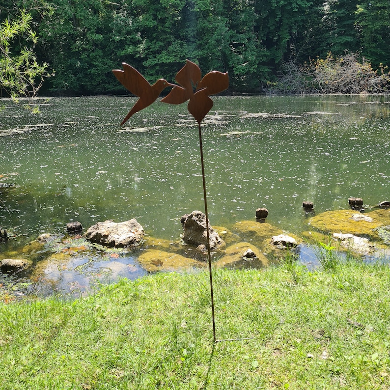 Décoration pour le jardin en acier : colibri avec fleur Aspect acier Corten et installation simple image 2