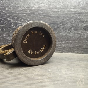Boccale da birra in legno con scaglie di drago, regalo per uomo, regalo per il testimone dello sposo, boccale in legno, boccale gotico, regalo personalizzato, incisione personalizzata, boccale intagliato immagine 5