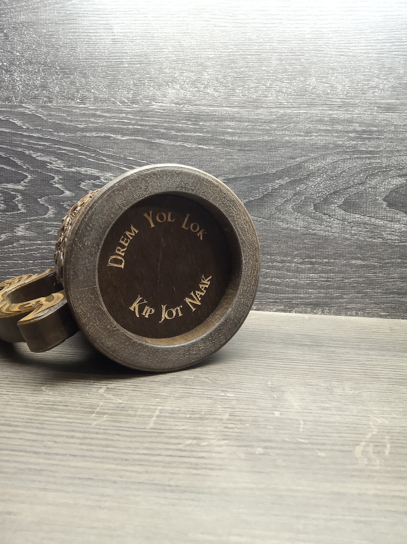 Boccale da birra in legno con scaglie di drago, regalo per uomo, regalo per il testimone dello sposo, boccale in legno, boccale gotico, regalo personalizzato, incisione personalizzata, boccale intagliato immagine 5