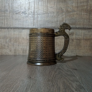 Boccale da birra in legno con scaglie di drago, regalo per uomo, regalo per il testimone dello sposo, boccale in legno, boccale gotico, regalo personalizzato, incisione personalizzata, boccale intagliato immagine 2