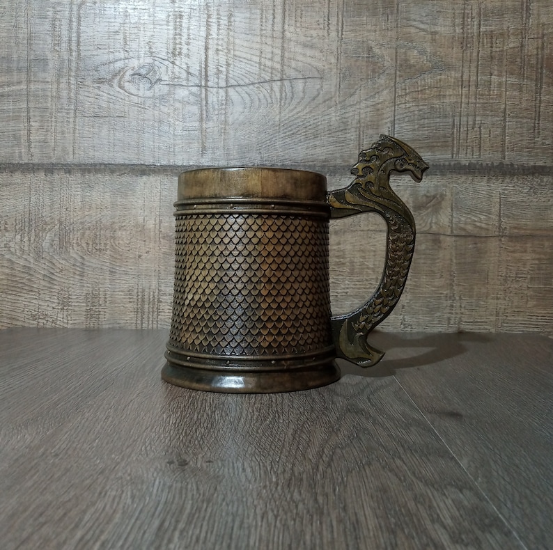 Boccale da birra in legno con scaglie di drago, regalo per uomo, regalo per il testimone dello sposo, boccale in legno, boccale gotico, regalo personalizzato, incisione personalizzata, boccale intagliato immagine 2
