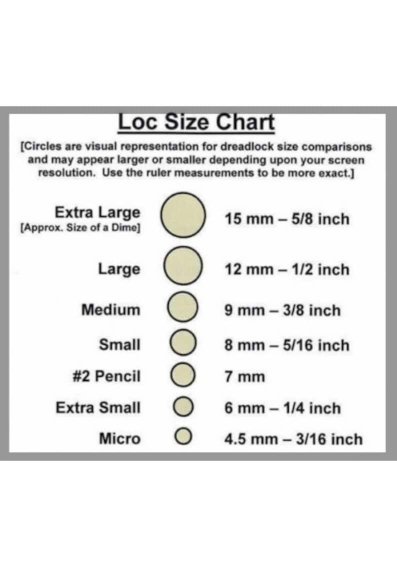 Op de afbeelding: Een grafiek die verschillende dreadlock-maten laat zien met bijbehorende metingen in millimeters en inches. De grafiek bevat maten zoals Extra Large, Large, Medium, Small, #2 Pencil, Extra Small en Micro.