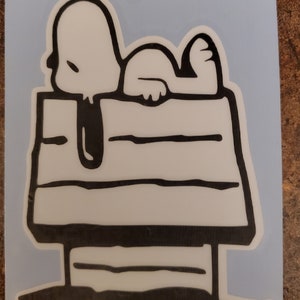 Vinyl decal -  Snoopy on doghouse - Free shipping, background white so perfect for car window!