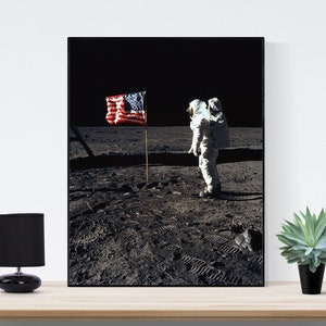 Mond der Erde | NASA JPL | Buzz Aldrin begrüßt die Fahne | Mond Kunstdruck | Mondoberfläche | Apoll 11 | Neil | Saturn V
