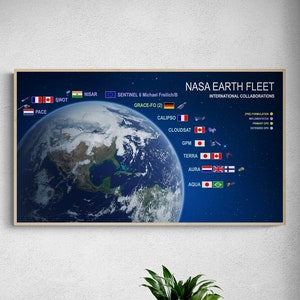 Könnte beinhalten: Ein Poster, das die NASA Earth Fleet zeigt, eine Sammlung von Erdbeobachtungssatelliten. Das Poster zeigt ein blaues und weißes Bild der Erde mit den Namen und Flaggen der an jeder Mission beteiligten Länder. Der Text "NASA Earth Fleet" und "International Collaborations" befindet sich oben auf dem Poster.