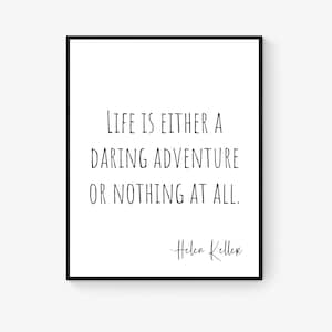Peut inclure: Impression encadrée avec la citation "La vie est soit une aventure audacieuse, soit rien du tout" d'Helen Keller. Le texte noir est centré sur fond blanc, dans un cadre noir.