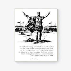 Puede incluir: Ilustración en blanco y negro de un soldado romano de pie en un campo de batalla. El soldado sostiene una espada en su mano derecha y tiene los brazos levantados en el aire. La cita "Los cobardes mueren muchas veces antes de su muerte; El valiente nunca prueba la muerte más que una vez. De todas las maravillas que he oído. Me parece muy extraño que los hombres deban temer, Viendo que la muerte, un fin necesario, Vendrá cuando tenga que venir. William Shakespeare" está impresa debajo de la ilustración.