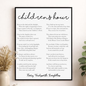 Puede incluir: Impresión enmarcada del poema "Children's Hour" de Henry Wadsworth Longfellow. El marco negro rodea texto blanco sobre un fondo blanco. El título está en cursiva y el texto del poema está en una fuente serif.