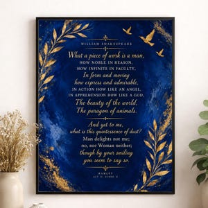 Könnte beinhalten: Ein gerahmter Kunstdruck mit tiefblauem Aquarellhintergrund, goldenen Blattmotiven und fliegenden Vögeln. Der Text zeigt das Zitat von William Shakespeare aus Hamlet, What a piece of work is a man, in eleganter goldener Schrift.