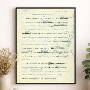 Könnte beinhalten: Ein gerahmtes historisches Dokument mit dem Titel DRAFT No. 1, datiert vom 7. Dezember 1941. Das cremefarbene Papier enthält maschinengeschriebenen Text mit zahlreichen handschriftlichen Korrekturen, Durchstreichungen und Tintennotizen.