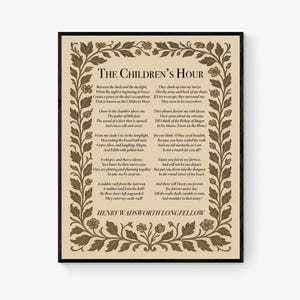 Puede incluir: Impresión enmarcada del poema "The Children's Hour" de Henry Wadsworth Longfellow. El texto está en una fuente serif clásica, rodeado por un borde floral decorativo. El fondo es de color beige claro.