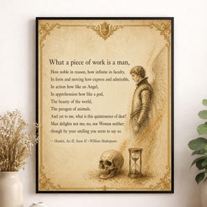 Op de afbeelding: Een ingelijste kunstdruk op een sepia-kleurige perkamentachtergrond met een sierlijke gouden rand. Het toont het Shakespeare-citaat uit Hamlet, Acte II, Scène II, naast een gedetailleerde illustratie van een engel, een schedel en een zandloper.