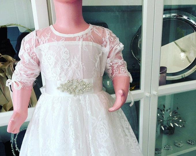 Girls dress in off-white with lace and adjustable sleeves