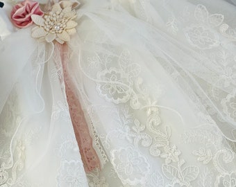 Girls baptism dress in offwhite with lace trimmings