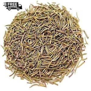 Puede incluir: Primer plano de hojas de romero secas, que muestran una mezcla de tonos verdes y marrones. La imagen destaca la textura y los detalles de la hierba. El fondo es blanco, proporcionando contraste a las hierbas.