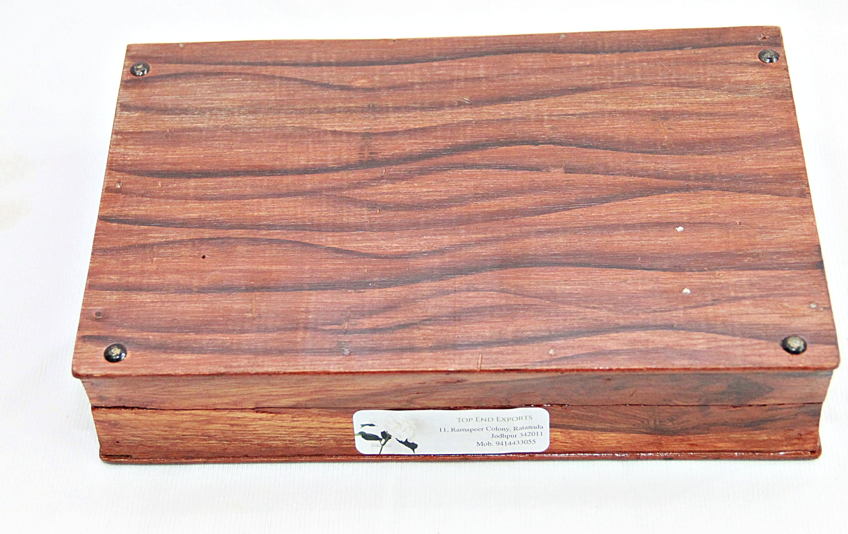 インドのブックチャルカ：3つのスピンドルを備えた手作りの木製の糸車