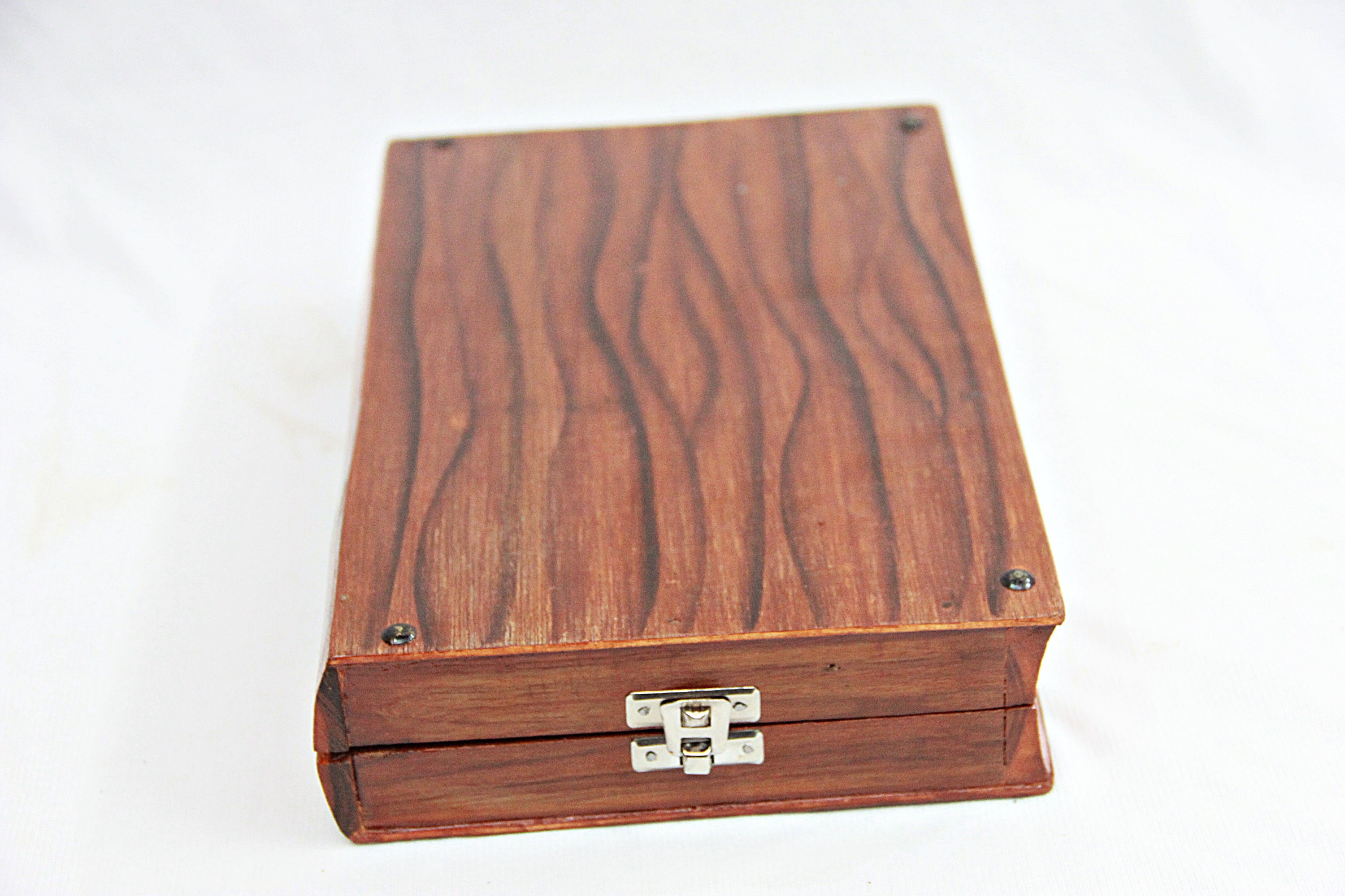 インドのブックチャルカ：3つのスピンドルを備えた手作りの木製の糸車