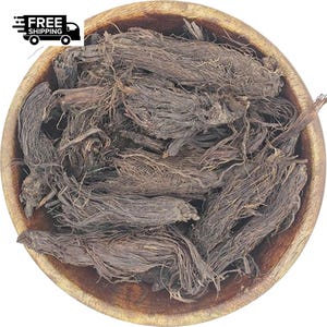 Könnte beinhalten: Eine Holzschale gefüllt mit dunkelbraunen, getrockneten Wurzeln. Die Wurzeln haben eine faserige Textur und sind dicht gepackt. Die Schale hat eine hellbraune Farbe und eine natürliche Holzmaserung. Draufsicht.