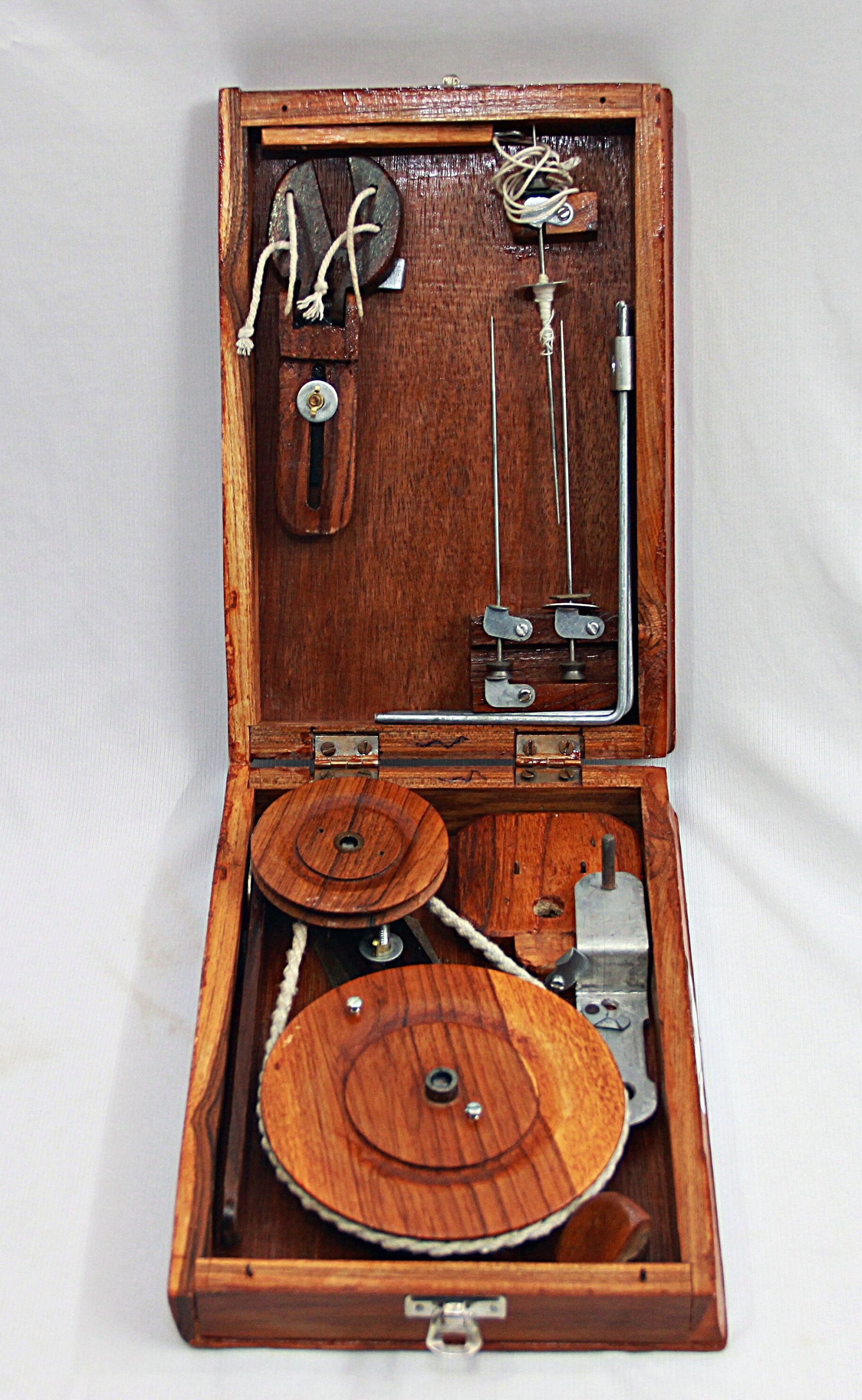 インドのブックチャルカ：3つのスピンドルを備えた手作りの木製の糸車