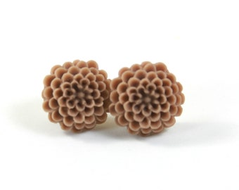 Pendientes de flores, sementales de flores, pendientes de dama de honor, pendientes marrones, tachuelas de flores marrones, pendientes florales, tachuelas de flores de Dahlia