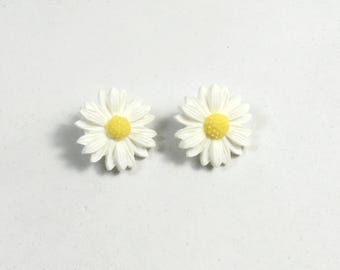 Daisy earrings, flower earrings, floral earrings, beautiful daisy studs