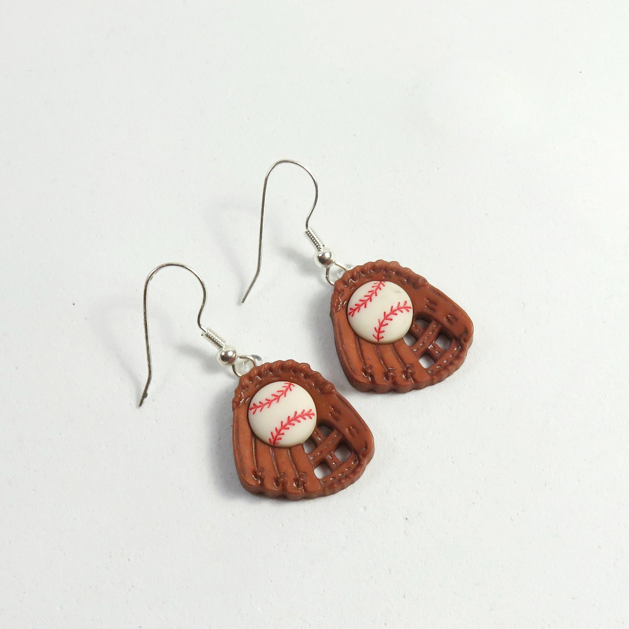 Orecchini con fiocco glitterato da baseball: gioielli leggeri e