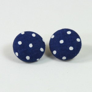 Puede incluir: Un par de pendientes de tela azul con lunares blancos.