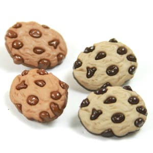 Puede incluir: Cuatro botones de galleta con chispas de chocolate en marrón y beige. Los botones son de plástico y tienen una textura de galleta realista.